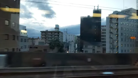 移りゆく車窓の街並み