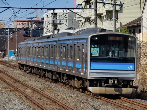 都会を走る、青いラインの電車