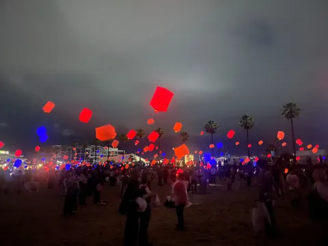 夜空に光の粒、幻想的なランタンフェス