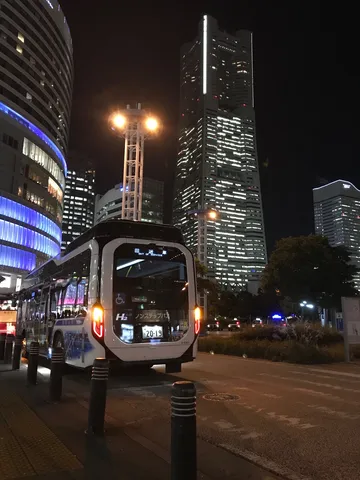 都会の夜景とH2バス