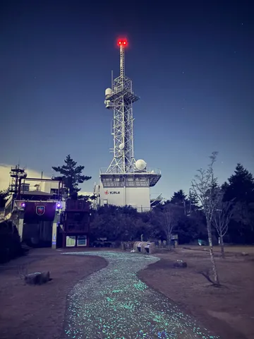 夜空と光る小道、電波塔のコントラスト