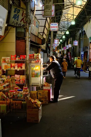 昭和レトロな市場の光と影