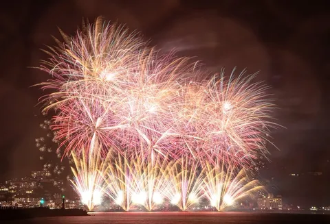 夜空を埋める光の大行進