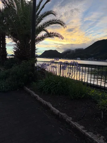 黄昏の水辺の静景