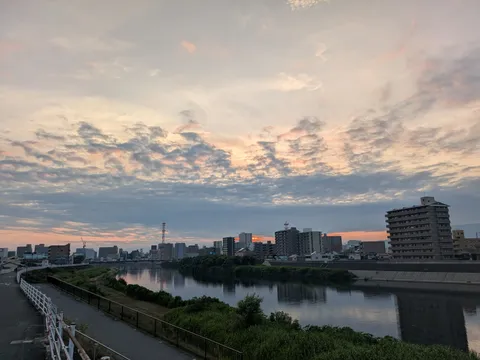静かな川面が映す、空と街のコントラスト