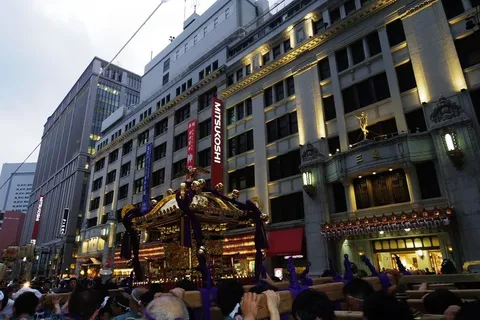 街を練り歩く、金色の神輿