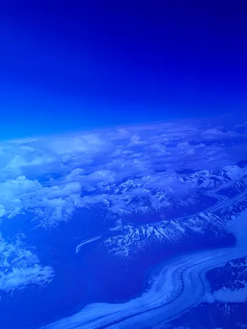 青い空と氷河の神々しい光景