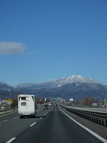 遮るものない道と雄大な山
