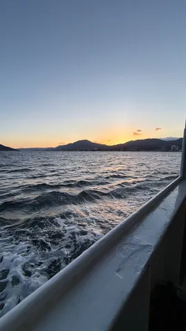 夕暮れ時の船旅、旅情を誘う水面の輝き
