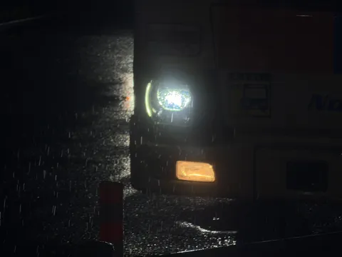 雨夜のヘッドライト