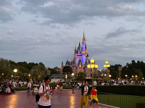 魔法の国の夕暮れ散歩