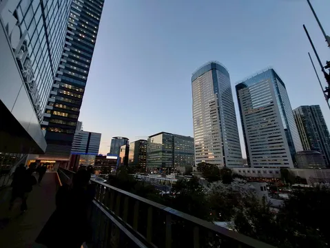 ビル群が彩る黄昏の街並み