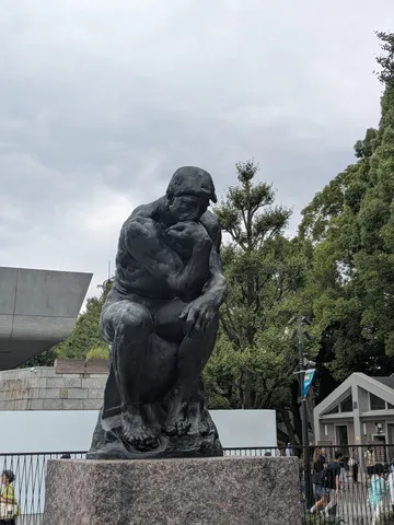 静かな思索の巨像の影