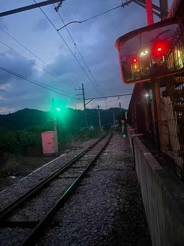 緑と赤の交差点、夜汽車がゆく