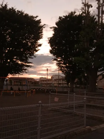 夕暮れの遊び場、静かな時間