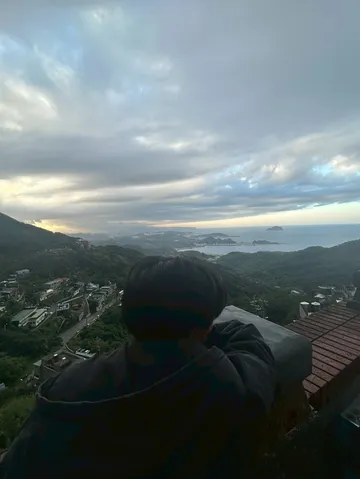 丘の上から海を望む