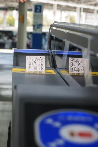 光る改札と、旅路の切符