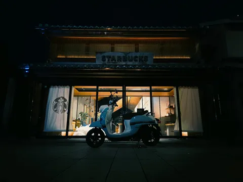 夜のスタバとクールな相棒