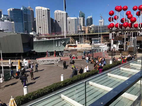 賑わう港と空に映える赤