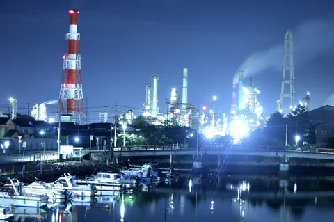 夜景に浮かぶ工場と静かな水面