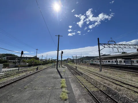 陽光降り注ぐ駅のホームと線路