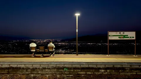 夜景を眺めるベンチの灯り