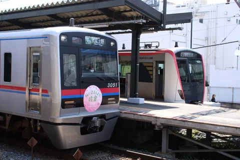 駅にて、並走する列車たち