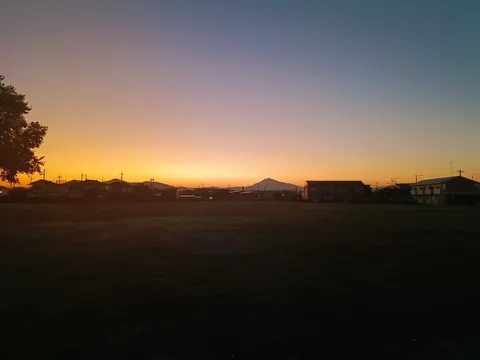 夕暮れの影絵と静かな街