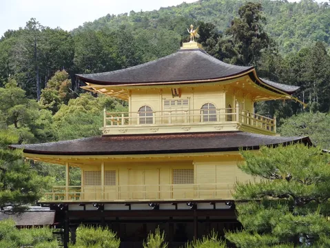 輝きを纏う古都の寺院