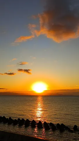 海辺の静かな夕暮れ