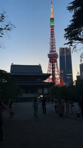 夕暮れ時の幻想的な東京タワー