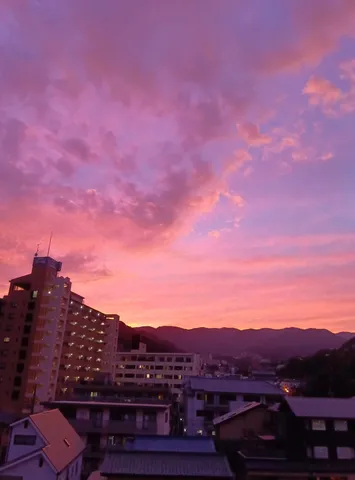 ド派手な空の下で、今日も暮れてゆく