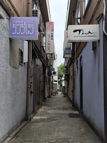 路地裏の誘い