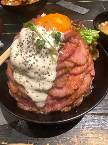 肉の山に光る黄身