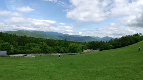 緑の丘と広がる山々