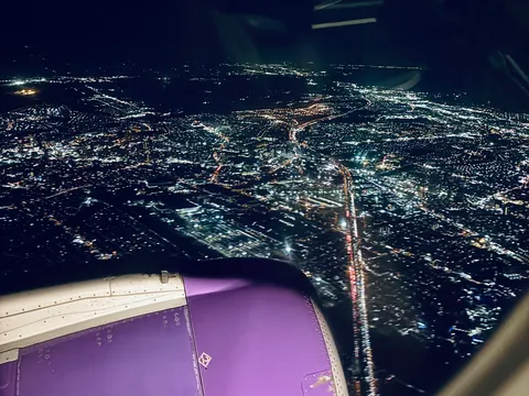 夜景に溶け込む飛行機
