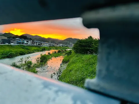 橋が切り取る夕焼けの川景色