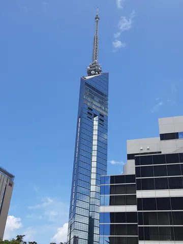 空にそびえる未来都市のタワー