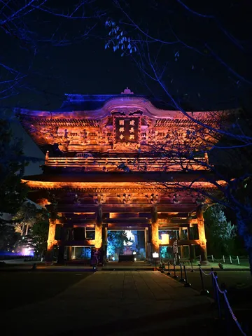 夜の木造門が灯る影