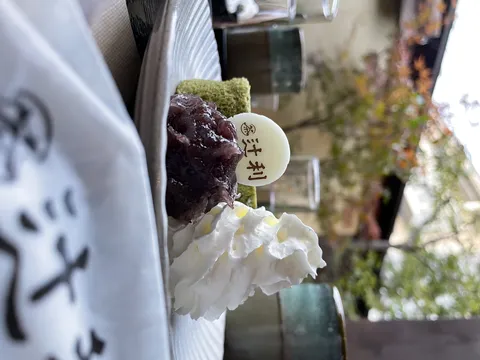 和スイーツと秋の庭園風景