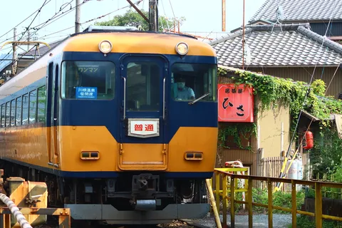 居酒屋を横目に、青黄列車