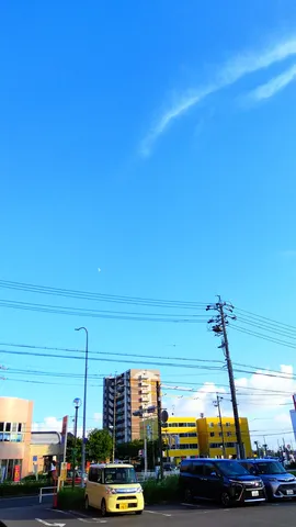 昼下がりの静かな空と街並み