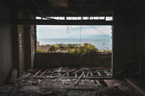 朽ち果てた窓辺、静かな海