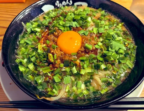 鮮やかな緑に囲まれた卵黄