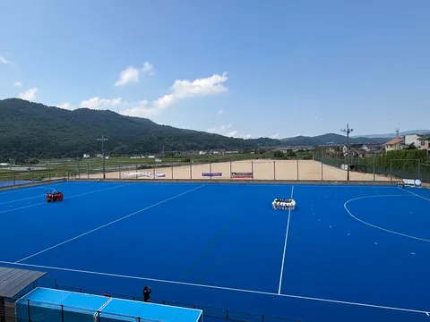 青いフィールドに集う２つのチーム