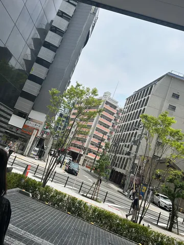 都会のビル群と青空のコントラスト