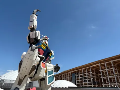 巨大ロボットと青空のコントラスト