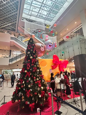 きらめく冬の風物詩、トムとジェリーがお祝い