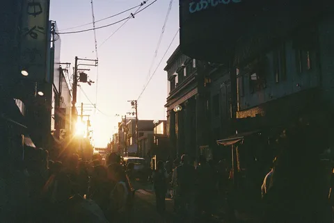 黄昏の路地と人影