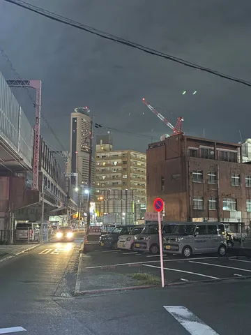 夜の街、建設途中のクレーンと駐車場